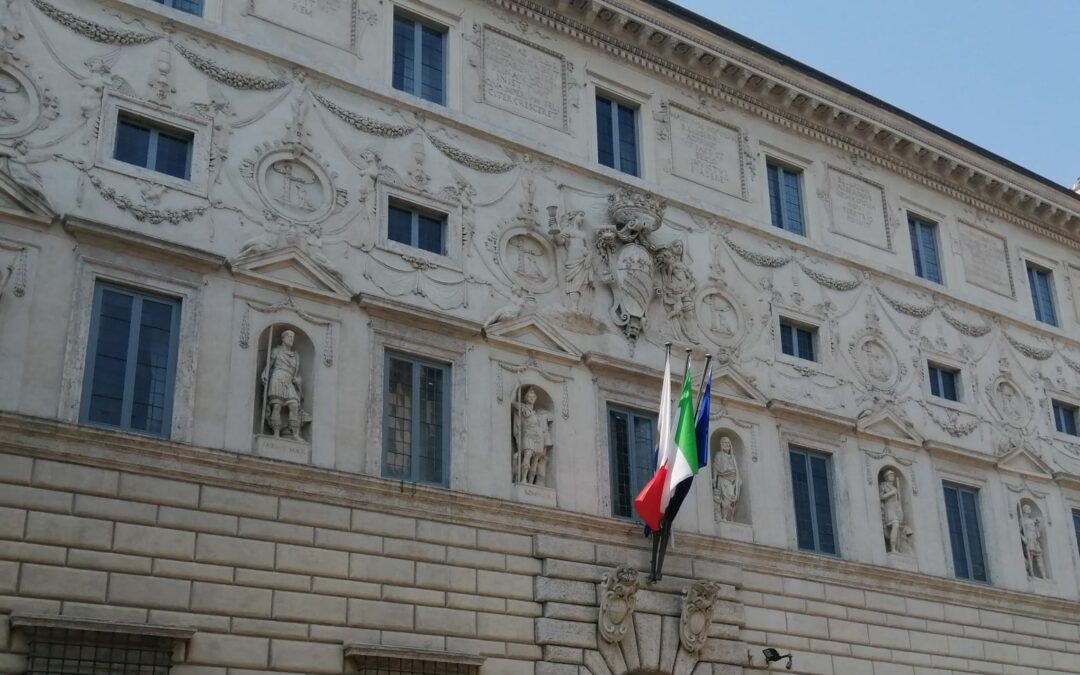 Sei scatti stipendiali. Il Consiglio di Stato si è nuovamente pronunciato in ordine al riconoscimento dei c.d. 6 scatti stipendiali, ribadendo che tale beneficio si applichi anche in caso di cessazione dal servizio a domanda, qualora sussistano i requisiti ex lege (55 anni di età e 35 anni di contribuzione) ma per i soli appartenenti alle Forze di Polizia ad ordinamento militare e civile e che il termine previsto dall’art. 6 bis, comma 2, del D.L. n. 387/1987 non ha natura decadenziale.